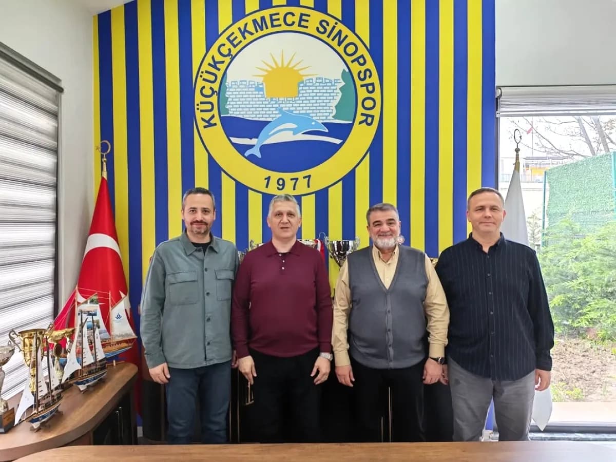 Küçükçekmece Sinop Spor Play-Off Öncesi Moral Ziyareti Aldı Küçükçekmece Sinop Spor Play-Off Öncesi Moral Ziyareti Aldı