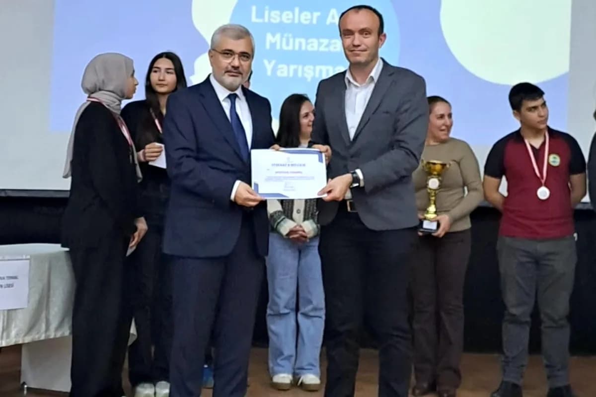 Yalova'da Münazara Şampiyonu Termal Fen Lisesi Oldu Yalova'da Münazara Şampiyonu Termal Fen Lisesi Oldu