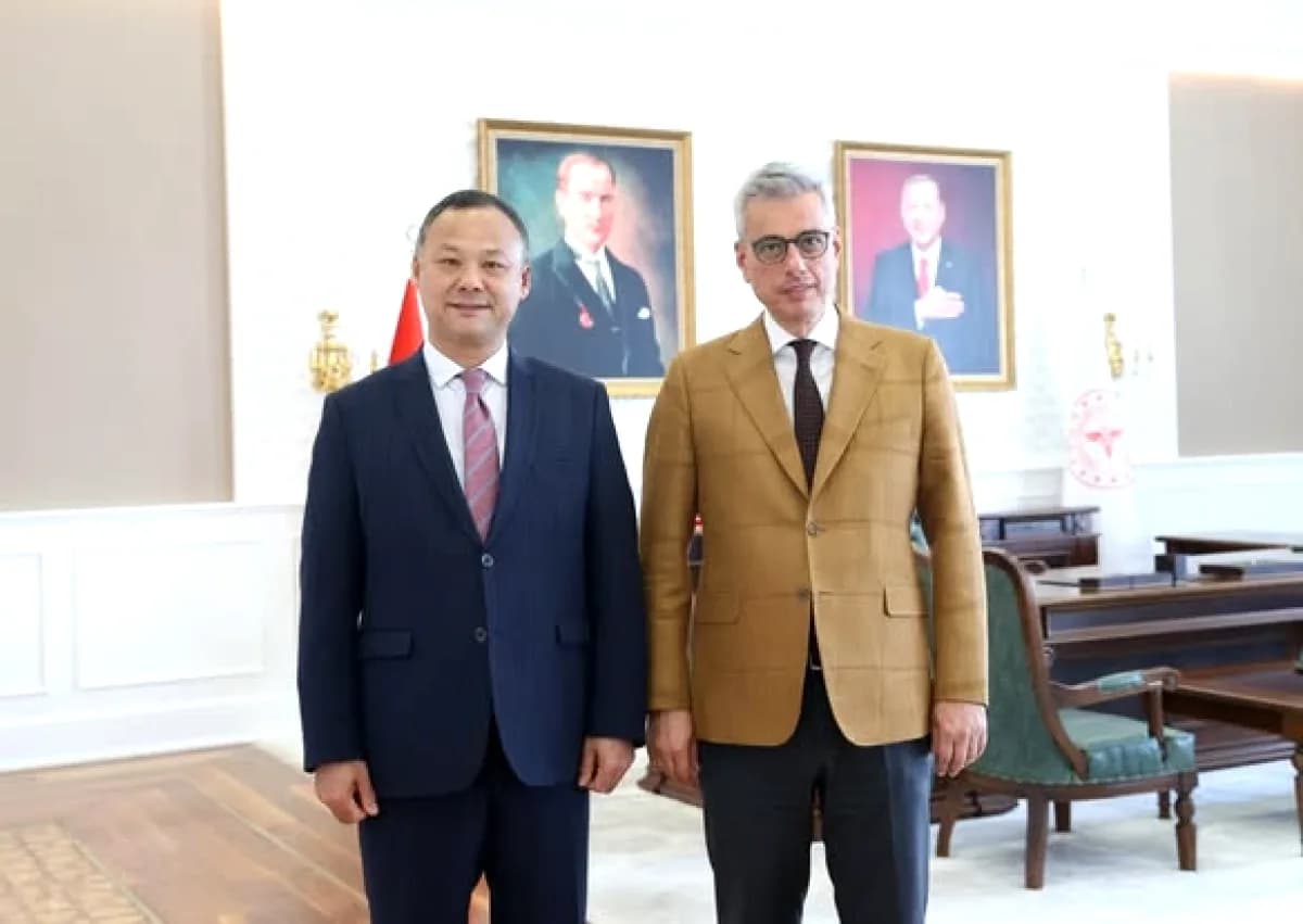 Kırgızistan'ın Ankara Büyükelçisi Sağlık İş Birliği Görüşmeleri Yaptı Kırgızistan'ın Ankara Büyükelçisi Sağlık İş Birliği Görüşmeleri Yaptı