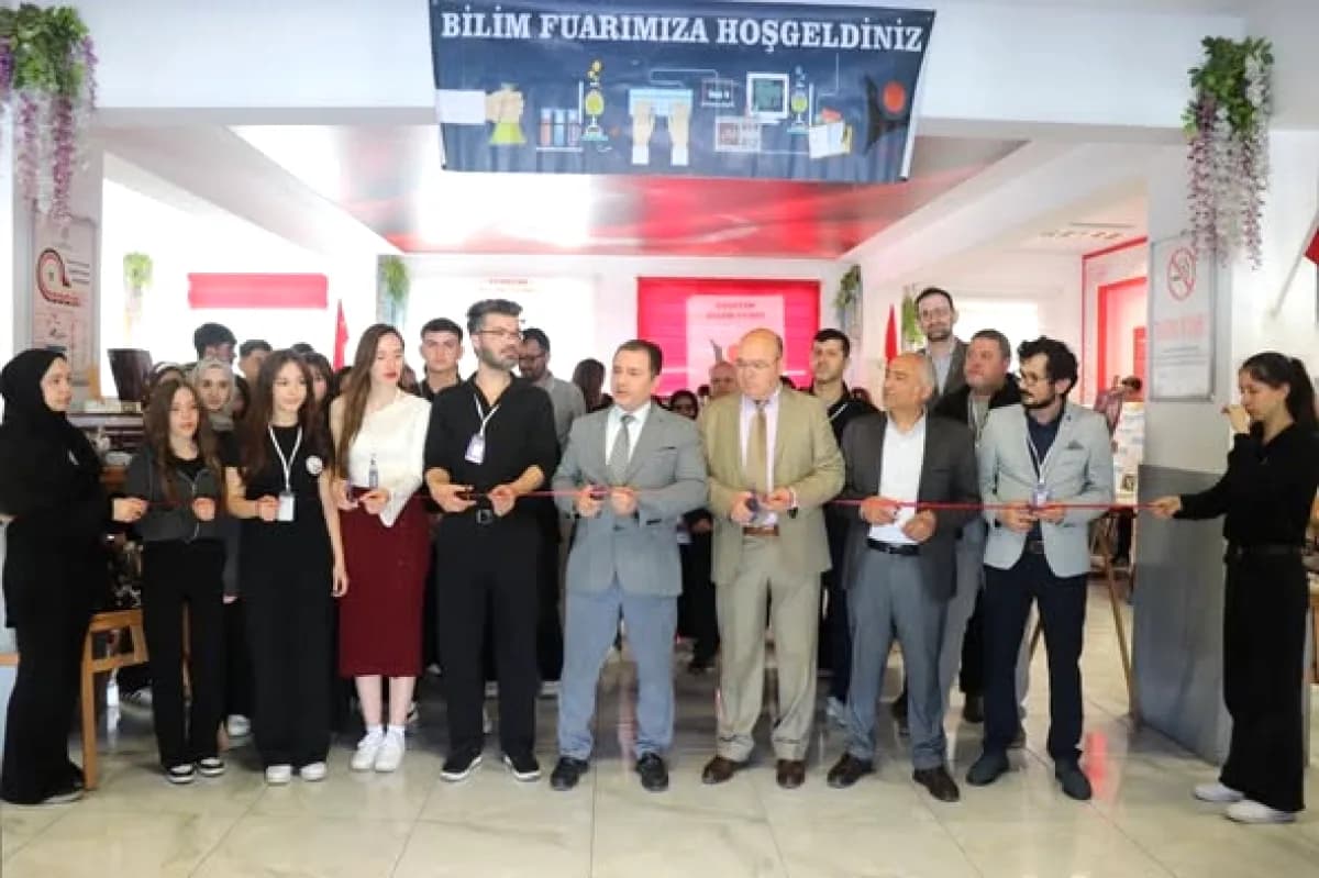 Arnavutköy'de Genç Mucitler TÜBİTAK Bilim Fuarı'nda Hünerlerini Sergiledi