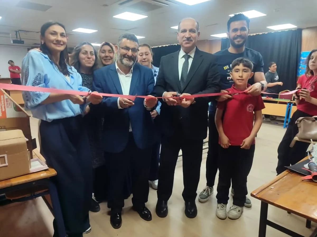 Yüreğir'de Bilim Heyecanı: Fevziye Çelik Ortaokulu'ndan Üretim Odaklı Şenlik Yüreğir'de Bilim Heyecanı: Fevziye Çelik Ortaokulu'ndan Üretim Odaklı Şenlik