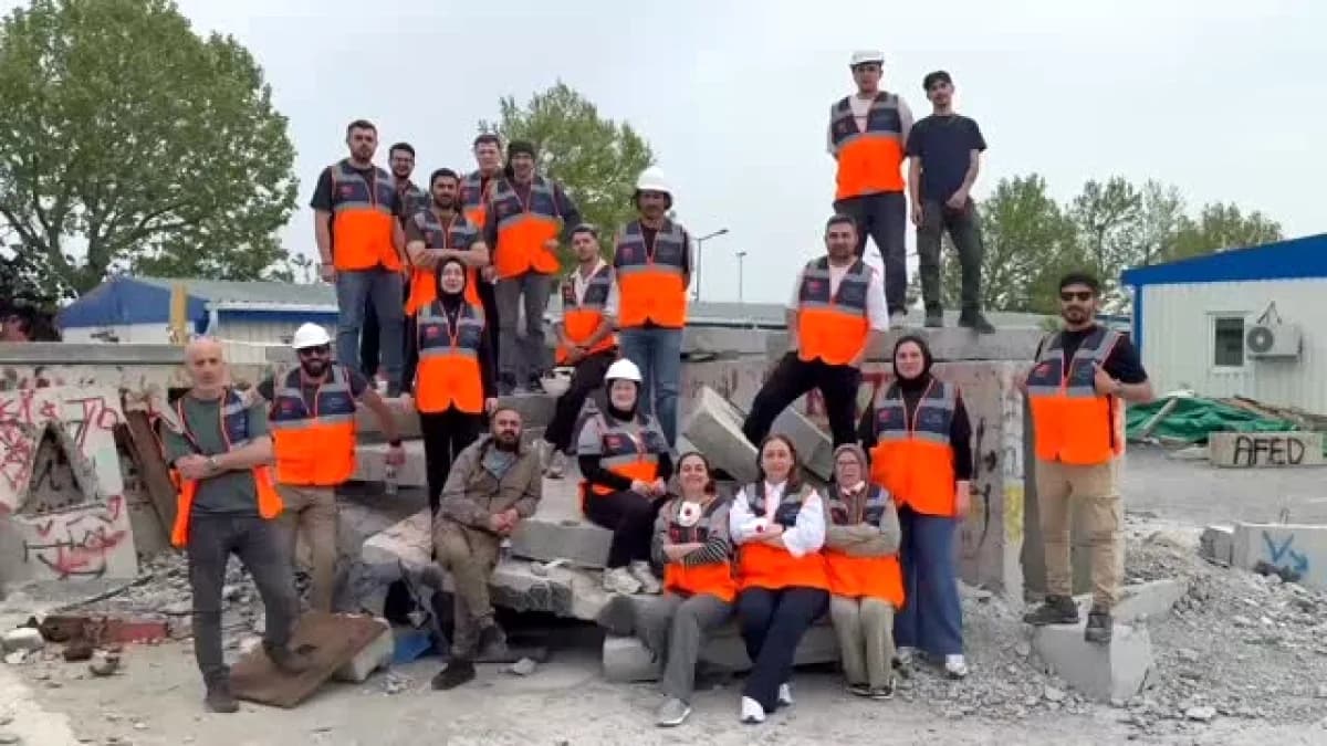 Sultangazi AFAD Gönüllüleri Bakırköy'de Enkaz Eğitiminde Sahada