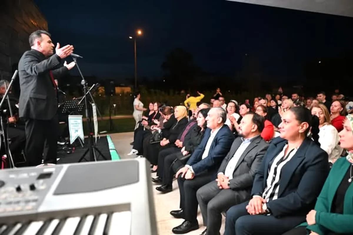 Sarıçam'da Anneler Günü'ne Özel Türkü Gecesi Düzenlendi