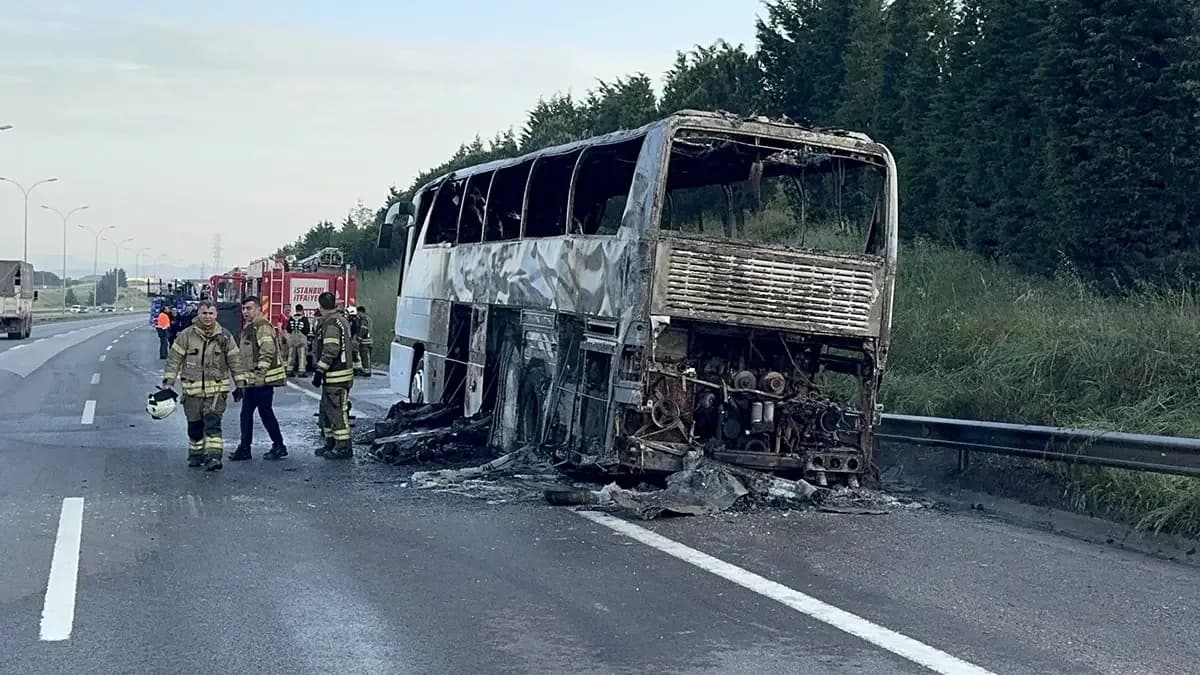 Yolcu Otobüsü TEM Otoyolu'nda Alev Alev Yandı: 43 Yolcu Kurtarıldı Yolcu Otobüsü TEM Otoyolu'nda Alev Alev Yandı: 43 Yolcu Kurtarıldı