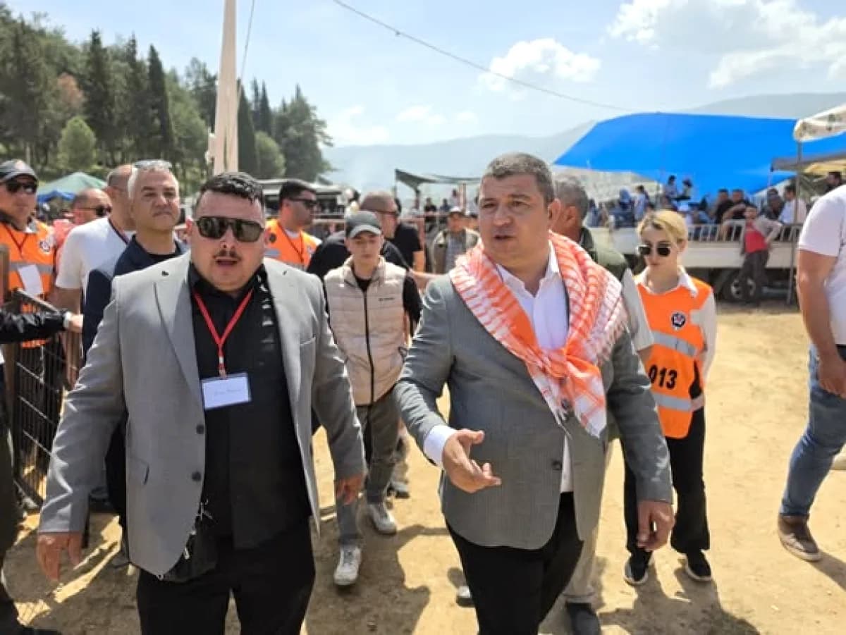 İzmir'de Geleneksel Boğa Güreşi Festivali Renkli Görüntülere Sahne Oldu