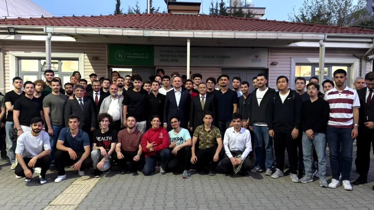 Gençlik ve Spor Bakan Yardımcısı Eminoğlu, Güngören'de Öğrencilerle Buluştu Gençlik ve Spor Bakan Yardımcısı Eminoğlu, Güngören'de Öğrencilerle Buluştu