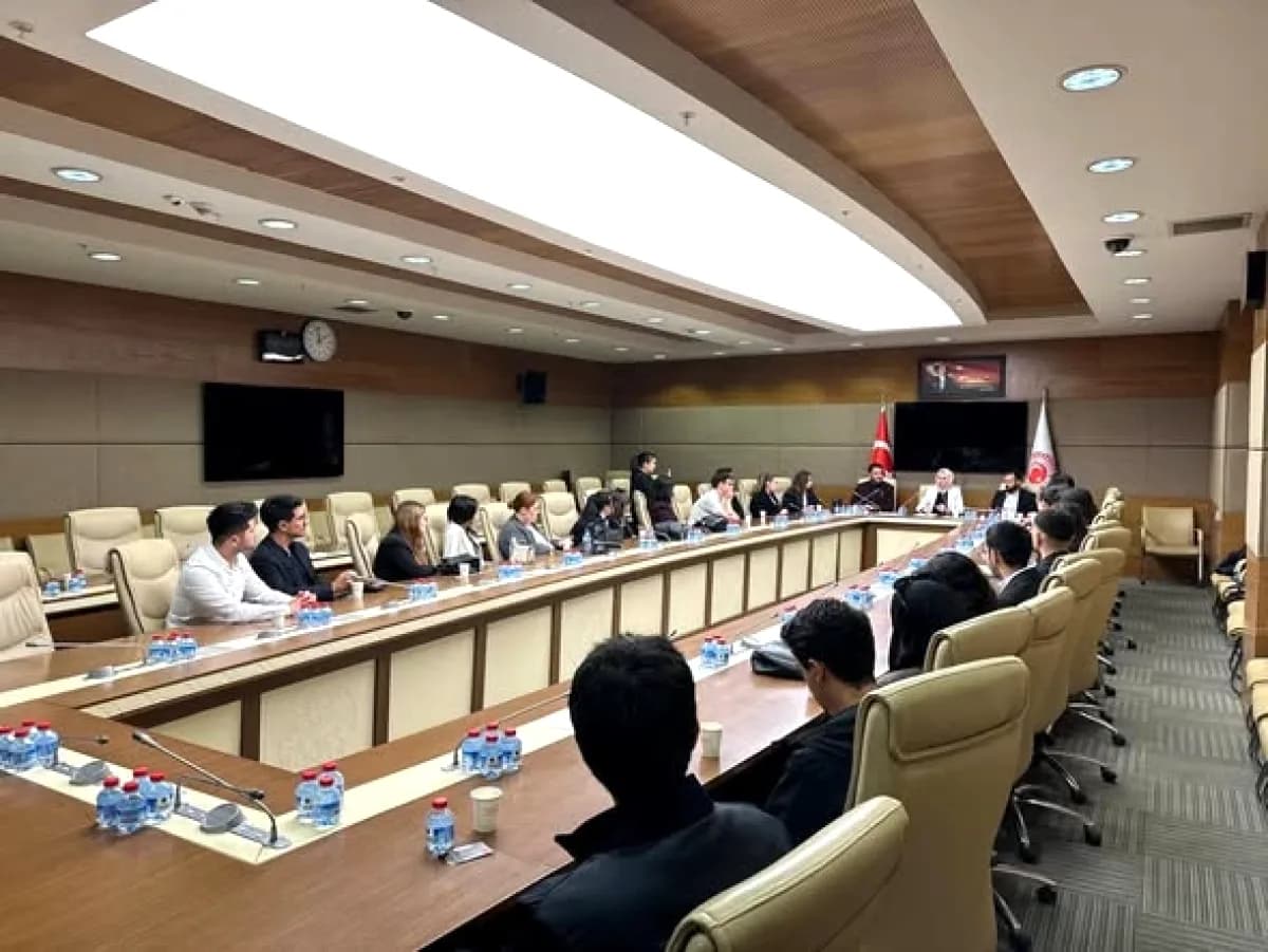 Ankara Milletvekili Yıldız, Hukuk Öğrencileriyle TBMM'de Buluştu Ankara Milletvekili Yıldız, Hukuk Öğrencileriyle TBMM'de Buluştu