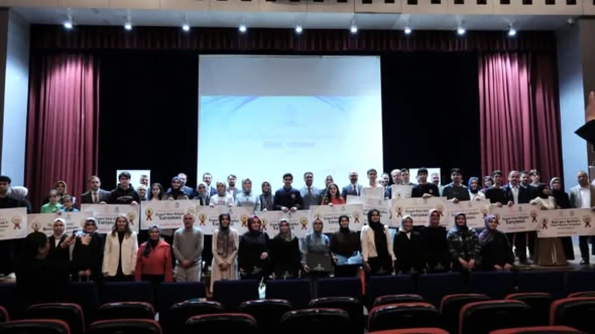 İstanbul'da Genç Yetenekler Ödüllendirildi: Aile ve Din Dersleri Yarışmaları İstanbul'da Genç Yetenekler Ödüllendirildi: Aile ve Din Dersleri Yarışmaları