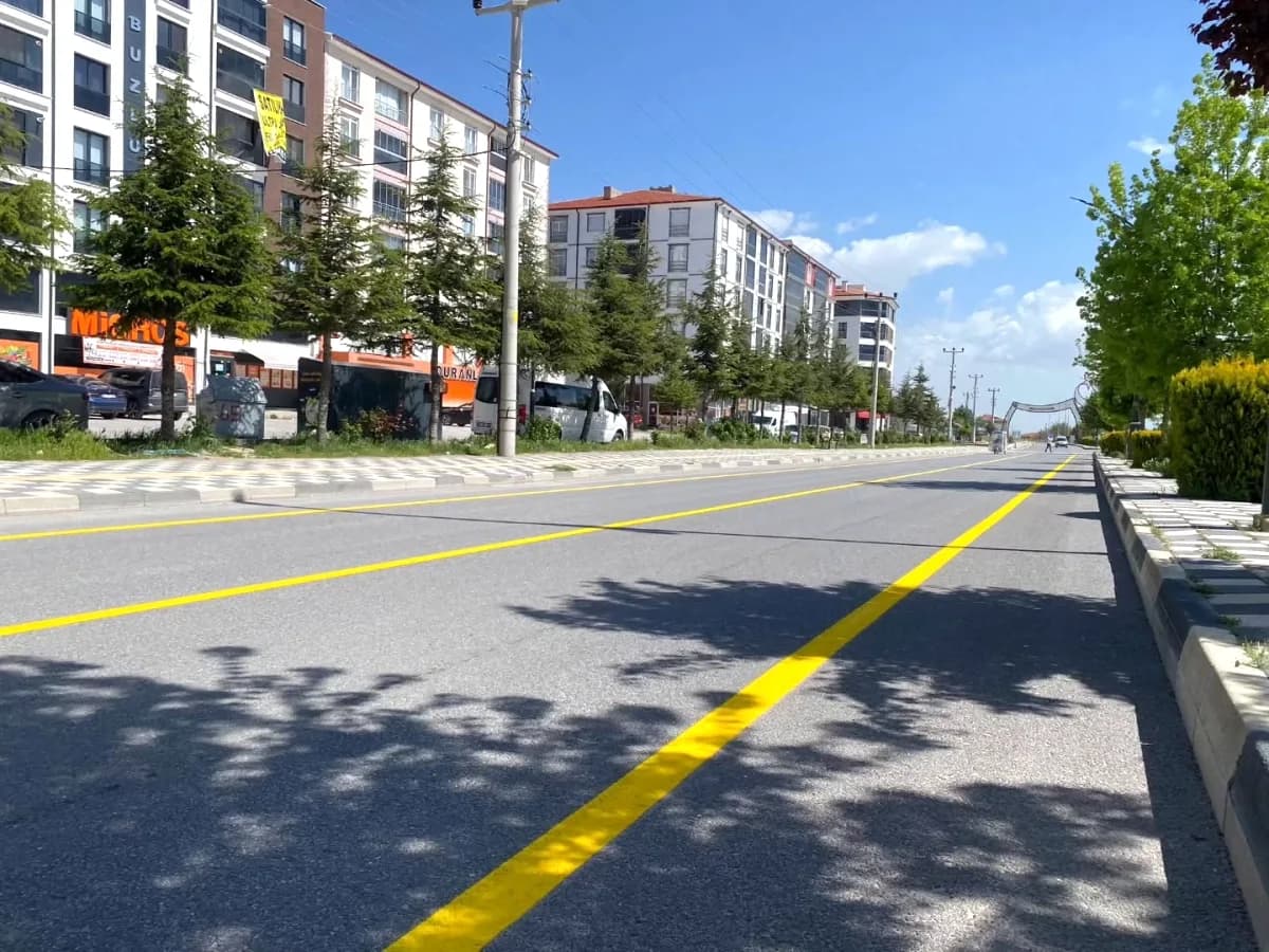 Emirdağ'da Trafik Güvenliği için Eskişehir Caddesi'nde Yol Çizgi Yenilemesi Emirdağ'da Trafik Güvenliği için Eskişehir Caddesi'nde Yol Çizgi Yenilemesi
