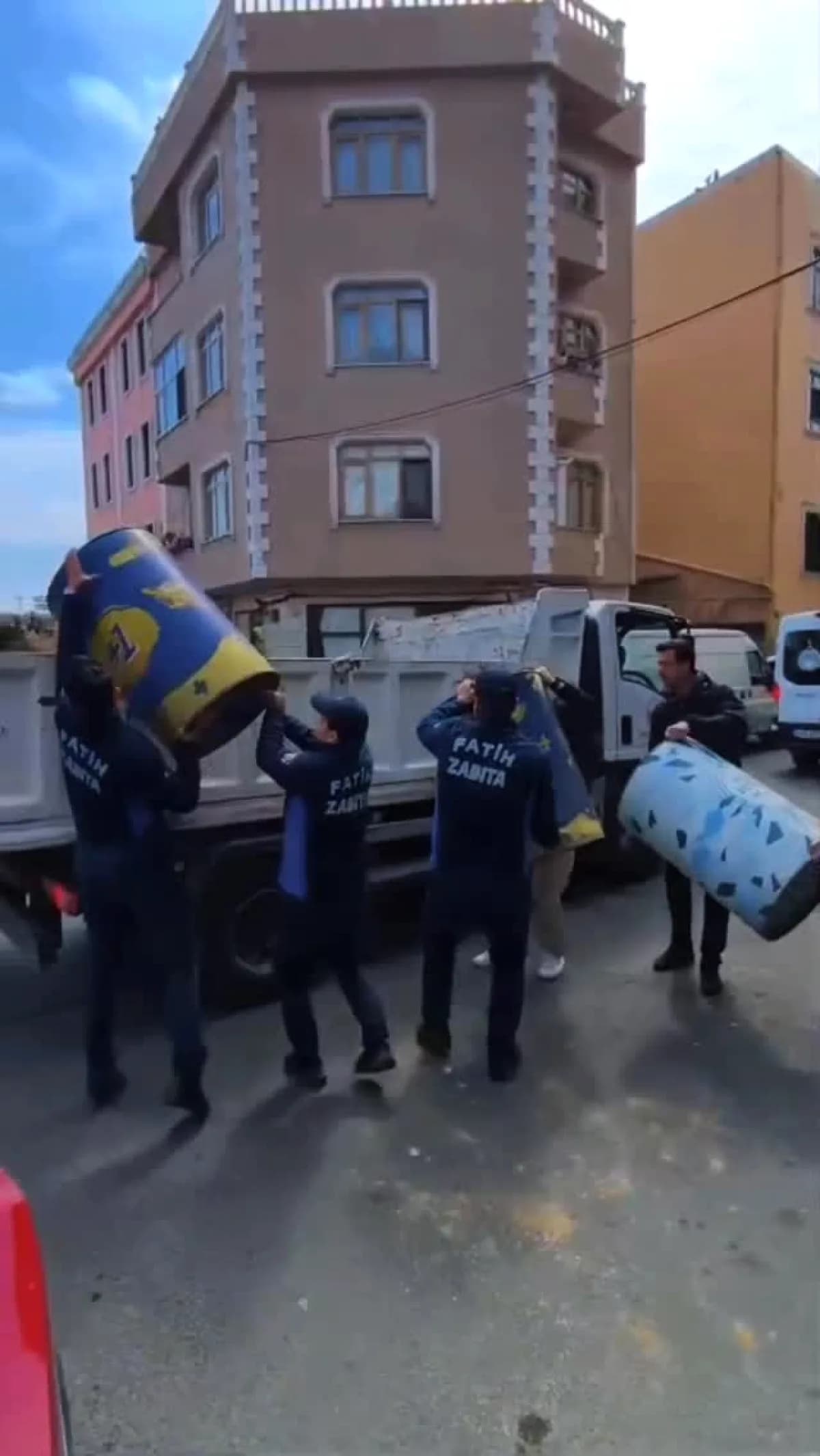 Ayvansaray'da Kaldırım İşgalleri Temizlendi: Yayalar İçin Güvenli Yol