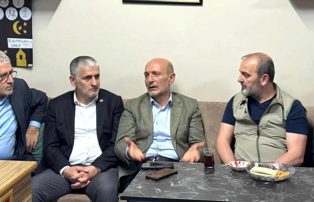 Saadet Partisi Bursa'dan Gençlik Derneğine Ziyaret: Şehrin Gündemi Konuşuldu