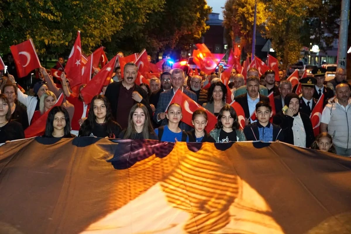 Gölcük'te 19 Mayıs Coşkusu: Fener Alayı Yürüyüşü Düzenlendi