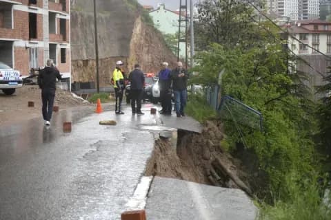 Gümüşhane'de Aşırı Yağış Sonrası Yol Çöktü