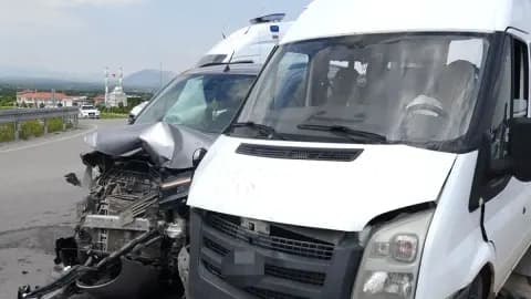Yeşilyurt'ta Minibüs ile Hafif Ticari Araç Çarpıştı: 8 Yaralı