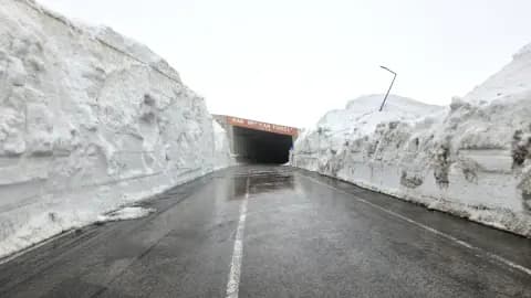 Van-Bahçesaray Yolu 6 Aylık Kapalılıktan Sonra Kontrollü Açıldı