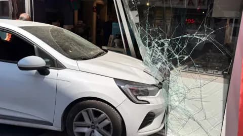 Kırıkkale'de Sağlık Telaşı Kazayla Bitti: Otomobil İş Yerine Girdi