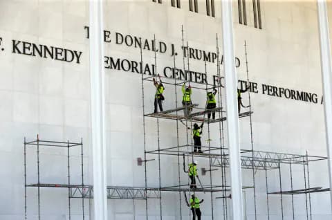 Washington'da Sembolik Savaş: Trump'ın İsmi Kennedy Center'dan Siliniyor