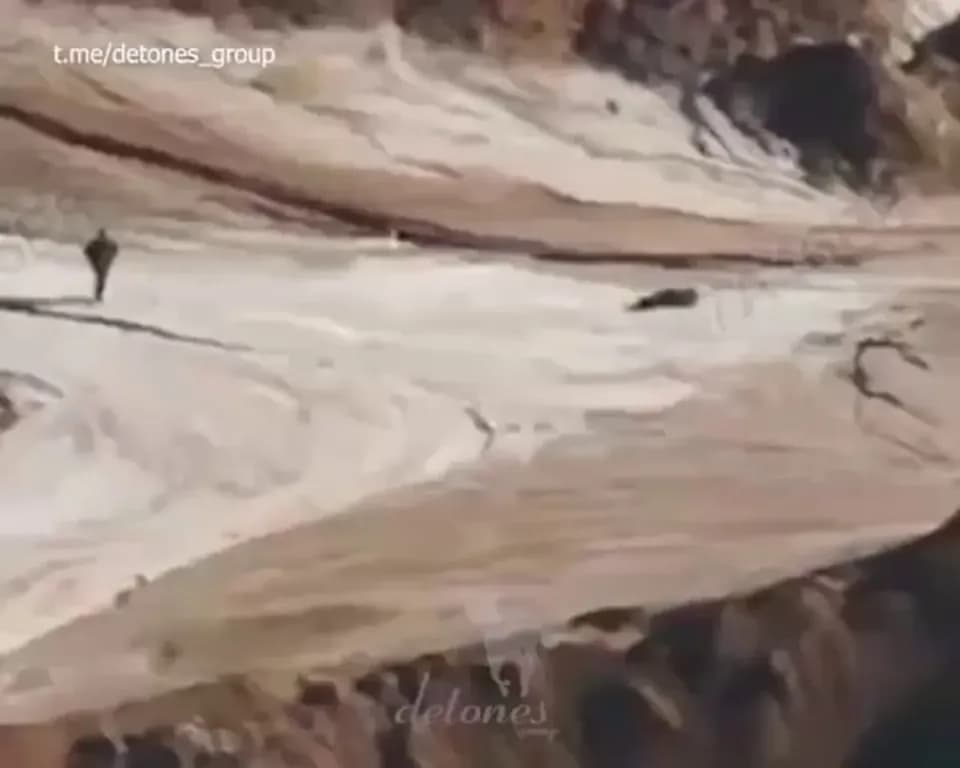 Savaş Alanında Sıra Dışı Anlar: FPV Drone Saldırısı Heyelanı Tetikledi görseli