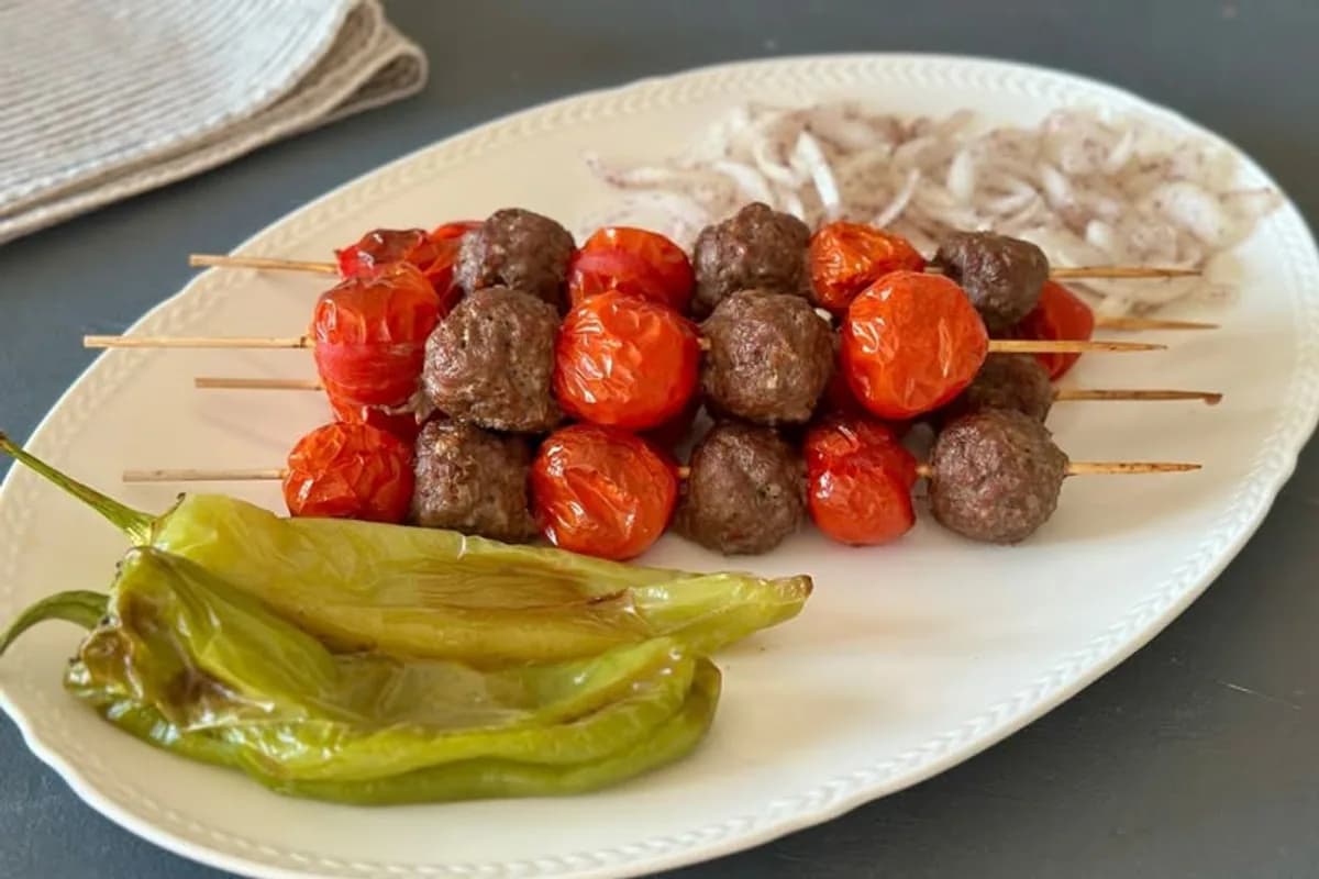 Domatesli Kebap Tarifi: Akşam Yemeğine Lezzet Şöleni Domatesli Kebap Tarifi: Akşam Yemeğine Lezzet Şöleni