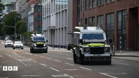 Kuzey İrlanda'da Şiddet Olayları: Göçmen Hedef Alındı, Ulaşım Durdu Kuzey İrlanda'da Şiddet Olayları: Göçmen Hedef Alındı, Ulaşım Durdu