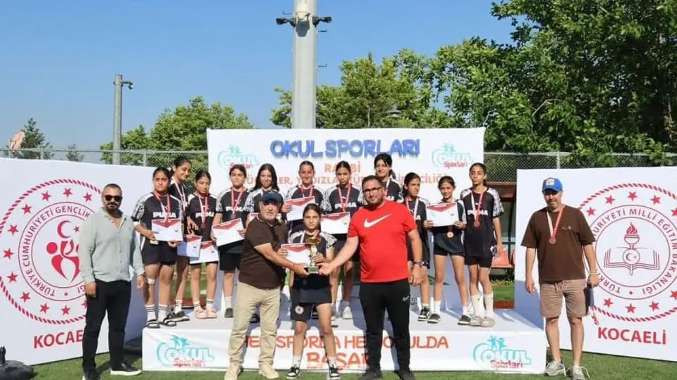 Adana'da Ragbi Rüzgarı: Şehit Fettah Çevikoğlu Ortaokulu'ndan Tarihi Başarı görseli