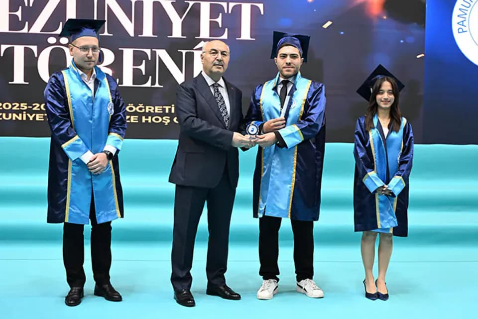 Vali Köşger'den PAÜ Mezunlarına Çağrı: 'Dünyayı Yeniden Ayağa Kaldıracak Olan Sizlersiniz' görseli