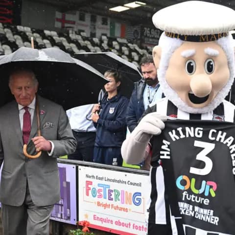 Kral III. Charles'tan Grimsby'ye Anlamlı Ziyaret: Futboldan Sosyal Projelere