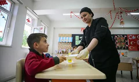 Erzurum'da Anlamlı Buluşma: Geleceğin Şefleri Miniklere Waffle Sürprizi Yaptı