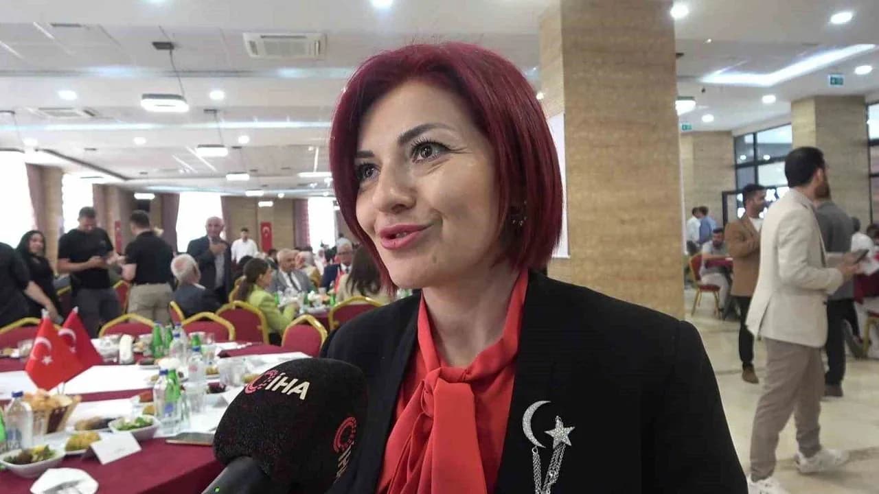 Şehit Eşi Özlem Emir'den 18 Yıl Sonra Gelen Vefa: 'Ön Yargılar Yıkılsın' Şehit Eşi Özlem Emir'den 18 Yıl Sonra Gelen Vefa: 'Ön Yargılar Yıkılsın'