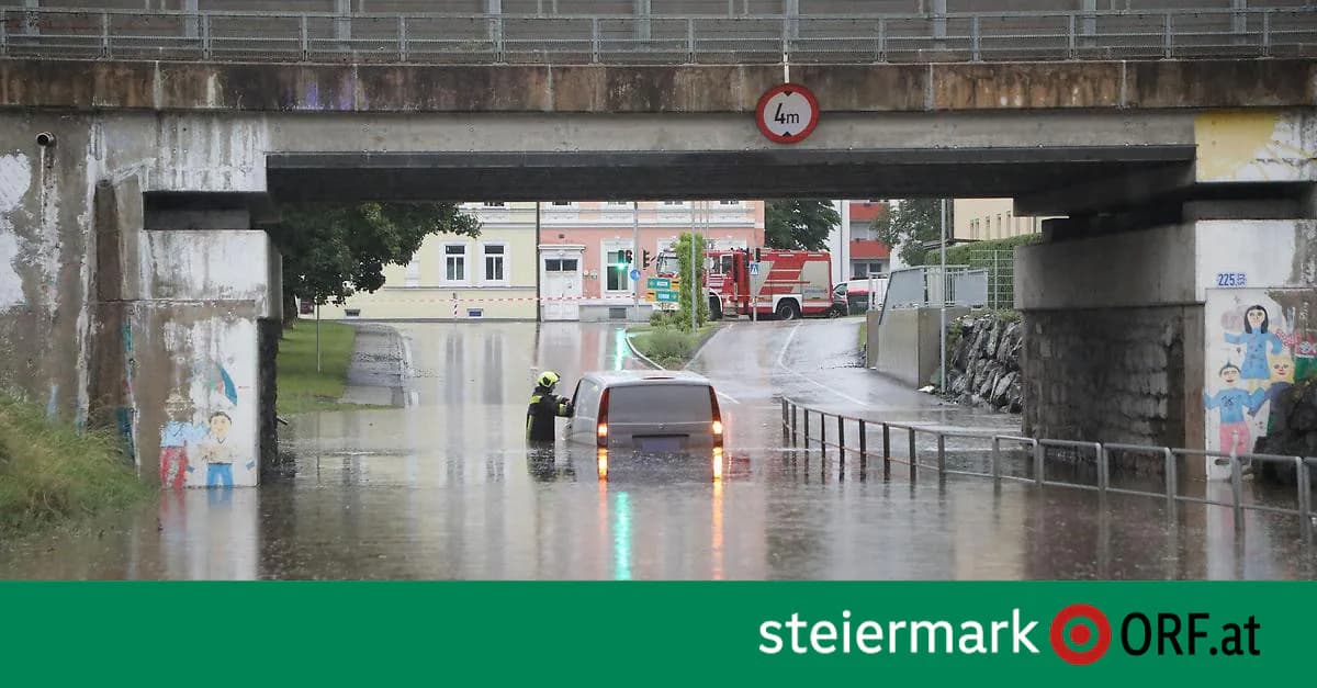 Avusturya'da Şiddetli Fırtına ve Sel: Araçtaki Vatandaş Son Anda Kurtarıldı Avusturya'da Şiddetli Fırtına ve Sel: Araçtaki Vatandaş Son Anda Kurtarıldı