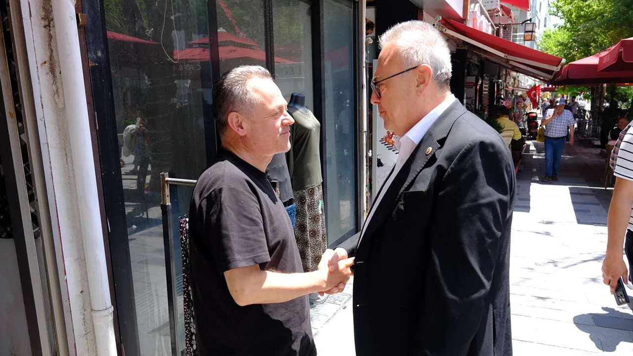 CHP Uşak Milletvekili Ali Karaoba'dan İsmetpaşa Caddesi'nde Kritik Ziyaret CHP Uşak Milletvekili Ali Karaoba'dan İsmetpaşa Caddesi'nde Kritik Ziyaret