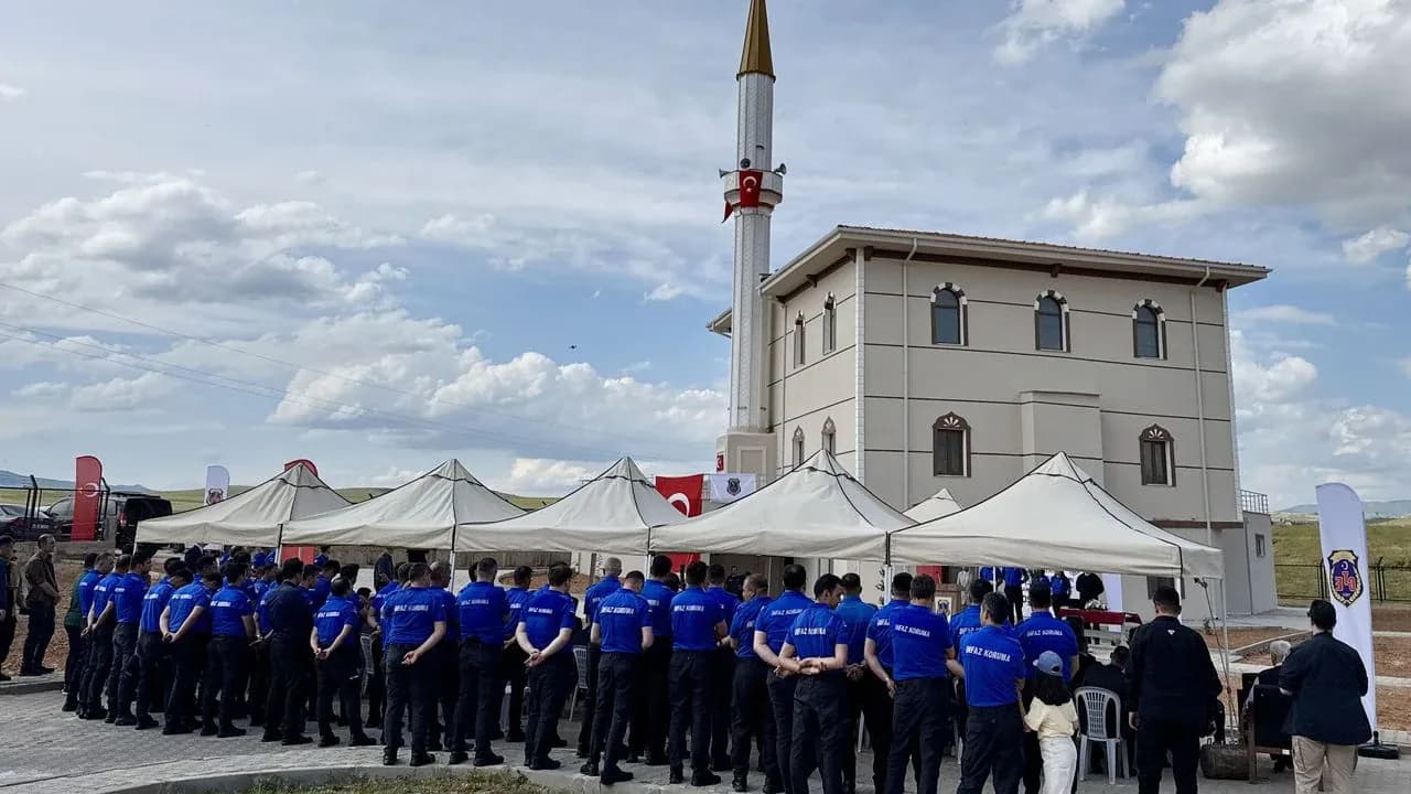 Kırşehir'de Adalet Camisi Hizmete Girdi: Personel ve Ailelerine Büyük Kolaylık Kırşehir'de Adalet Camisi Hizmete Girdi: Personel ve Ailelerine Büyük Kolaylık