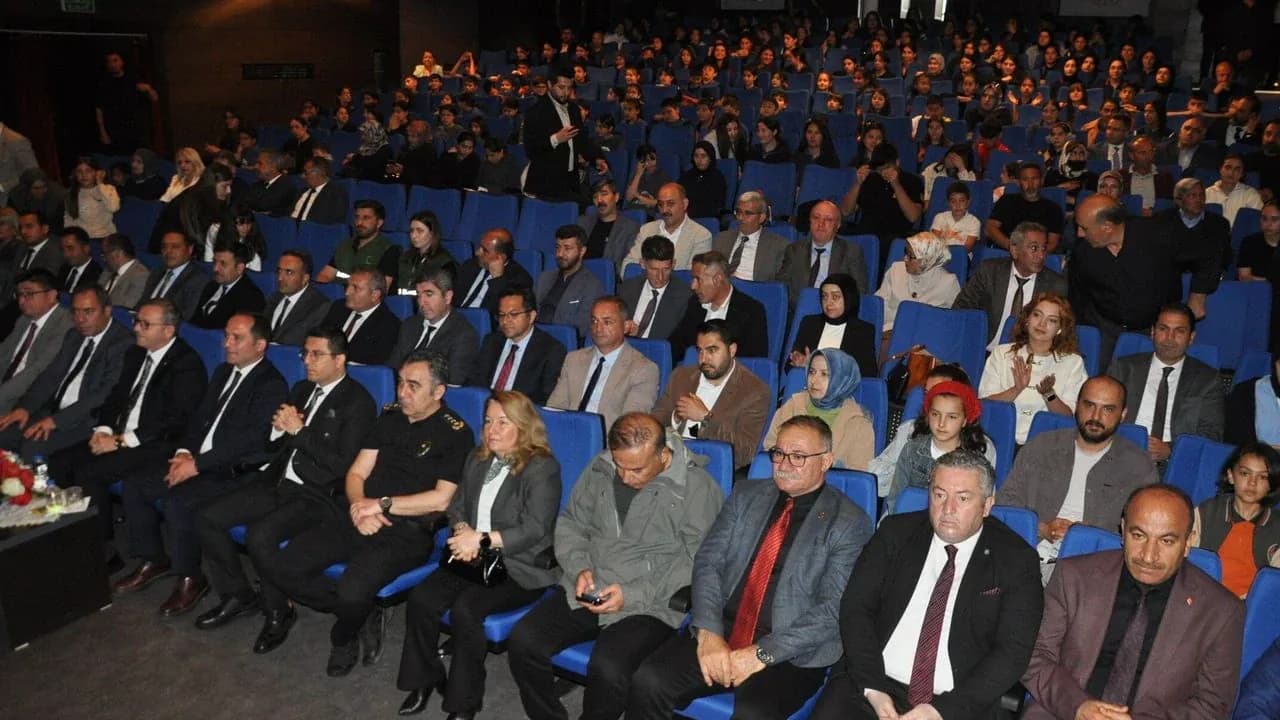 Kars'ta Eğitim Seferberliği: 8 Milyon Sayfa Okunarak Rekor Kırıldı Kars'ta Eğitim Seferberliği: 8 Milyon Sayfa Okunarak Rekor Kırıldı
