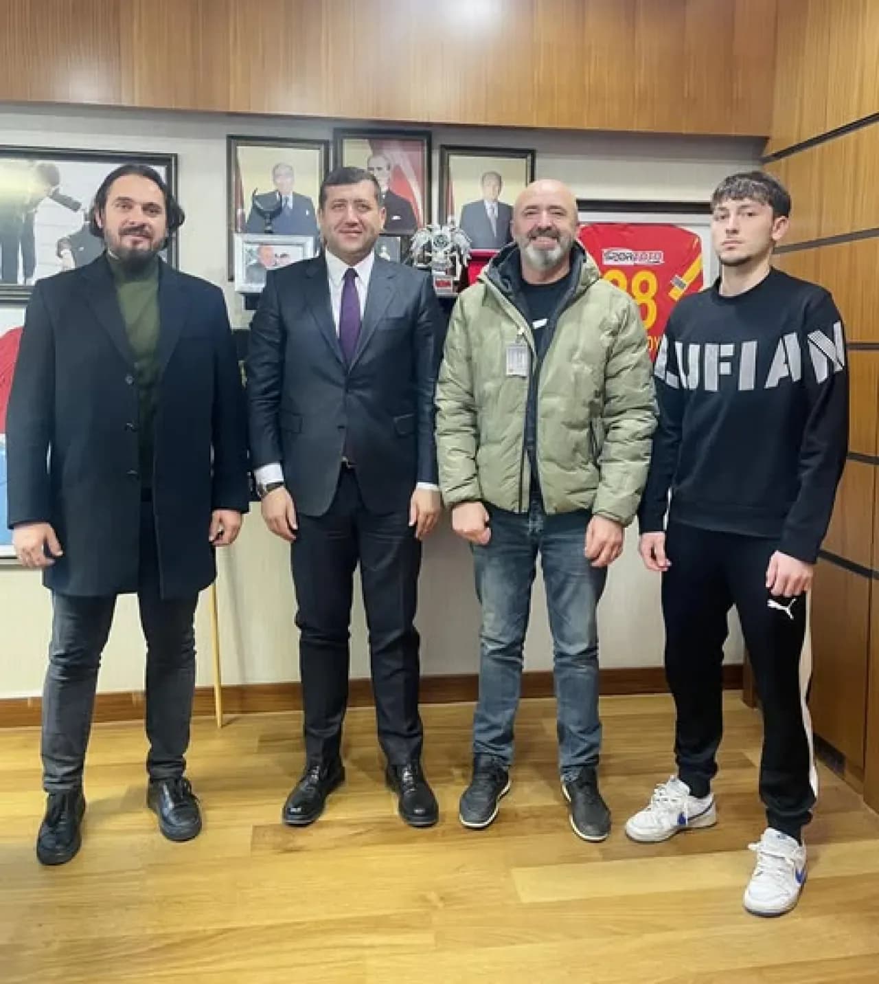 MHP'li Baki Ersoy, Futbolcuları Makamında Ağırladı MHP'li Baki Ersoy, Futbolcuları Makamında Ağırladı