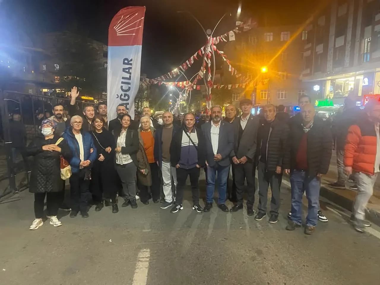 CHP'den Sultangazi'de Adalet ve Demokrasi Vurgusu: Coşkulu Mitingde Ahmet Özer de Yer Aldı CHP'den Sultangazi'de Adalet ve Demokrasi Vurgusu: Coşkulu Mitingde Ahmet Özer de Yer Aldı