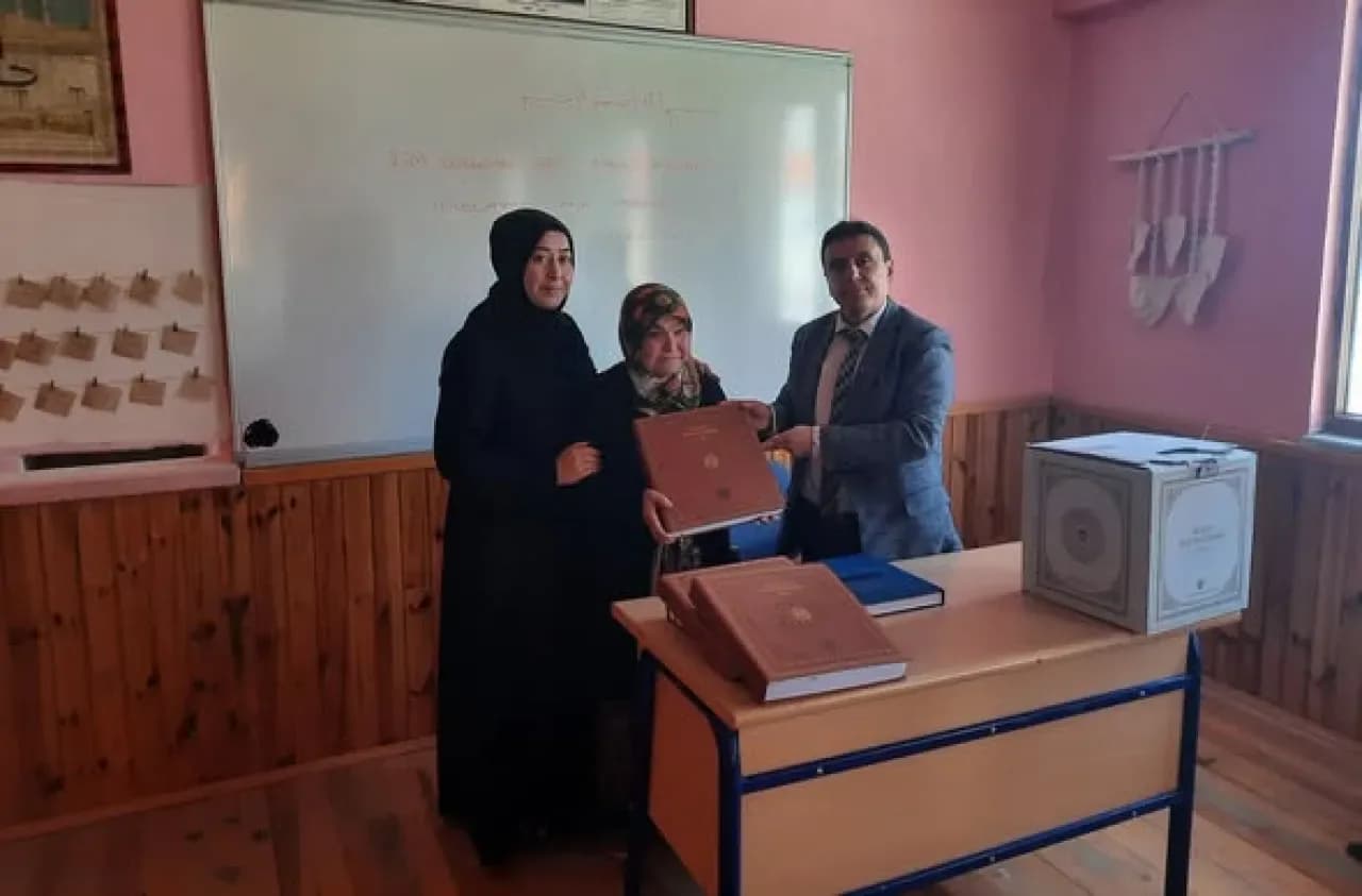 Bursa Keles'te Görme Engelli Cemile Üzgün'e Braille Alfabeli Kur'an-ı Kerim Takdim Edildi Bursa Keles'te Görme Engelli Cemile Üzgün'e Braille Alfabeli Kur'an-ı Kerim Takdim Edildi
