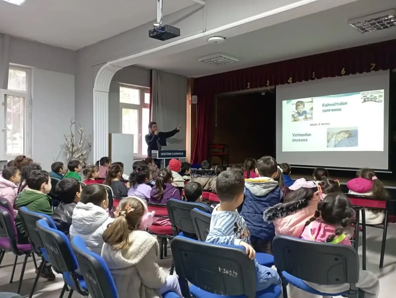 Bursa Gürsu'da Minik Öğrencilere Ağız ve Diş Sağlığı Eğitimi Bursa Gürsu'da Minik Öğrencilere Ağız ve Diş Sağlığı Eğitimi