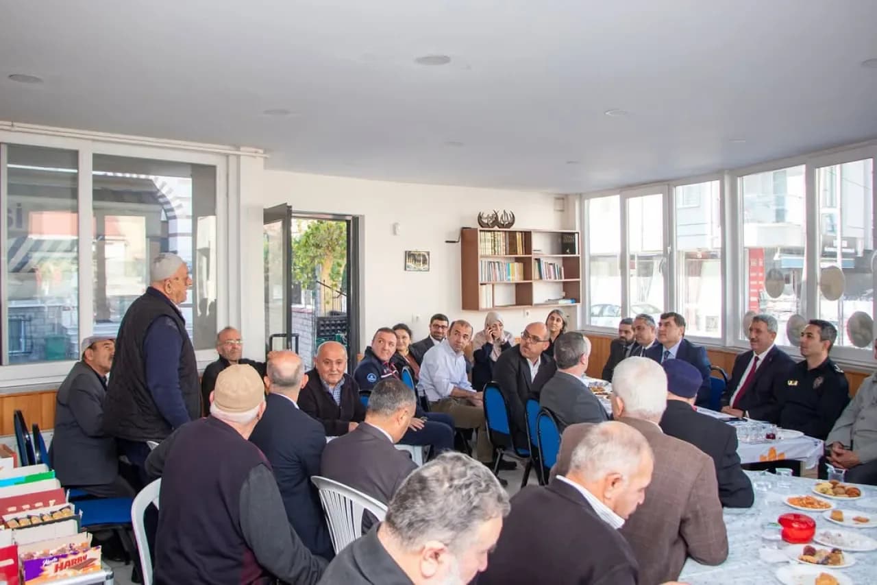Sultanbeyli Kaymakamı Kemal Şahin, Adil Mahallesi'nde Vatandaşlarla Buluştu Sultanbeyli Kaymakamı Kemal Şahin, Adil Mahallesi'nde Vatandaşlarla Buluştu