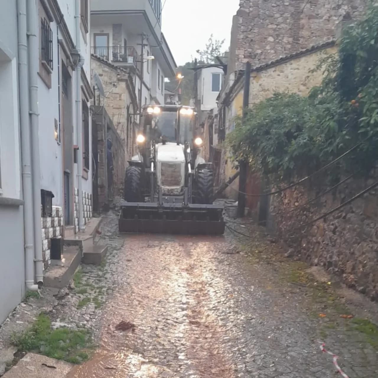 Ayvalık'ta Etkili Yağış Sonrası Belediye Ekipleri Seyyar Çalışıyor Ayvalık'ta Etkili Yağış Sonrası Belediye Ekipleri Seyyar Çalışıyor
