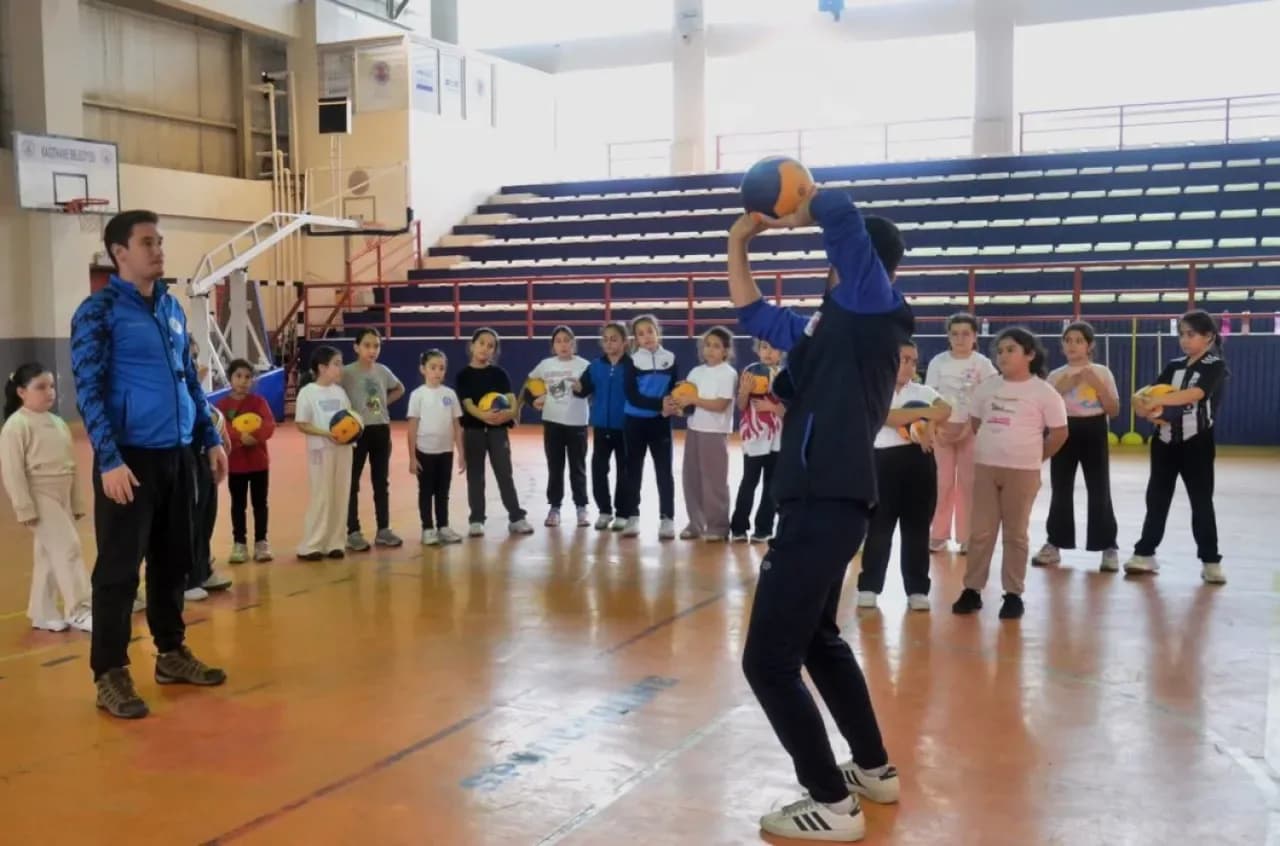 Kağıthane'de Kış Spor Okulları Kapsamında Voleybol Eğitimleri Sürüyor Kağıthane'de Kış Spor Okulları Kapsamında Voleybol Eğitimleri Sürüyor