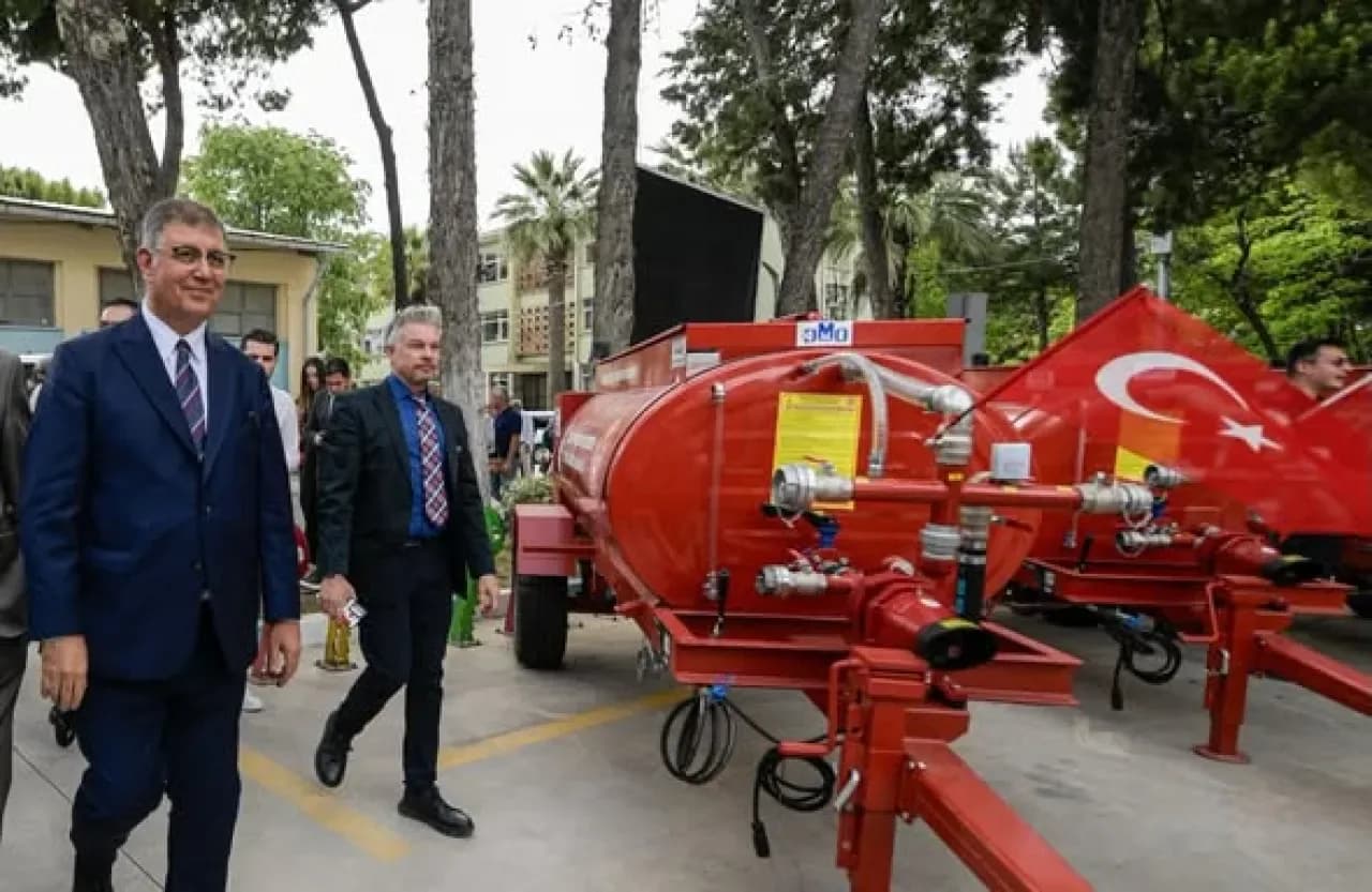 İzmir'de Muhtarlara Dağıtılan Su Tankerleri Yangınlarla Mücadelede Kritik Rol Oynadı İzmir'de Muhtarlara Dağıtılan Su Tankerleri Yangınlarla Mücadelede Kritik Rol Oynadı