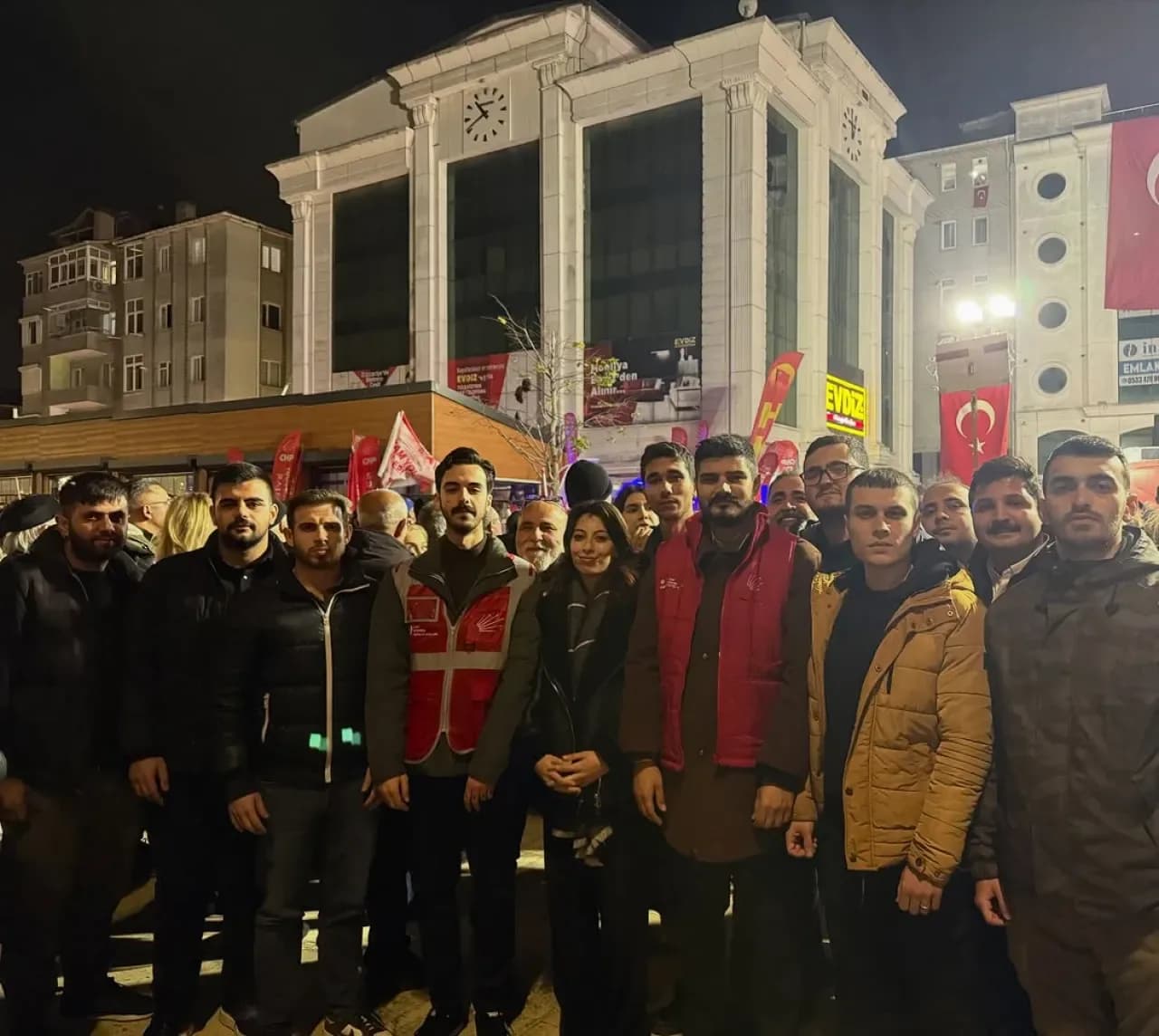 CHP'li Gençler Çatalca'da "Millet İradesine Sahip Çıkıyor" Mitingi Düzenledi CHP'li Gençler Çatalca'da "Millet İradesine Sahip Çıkıyor" Mitingi Düzenledi