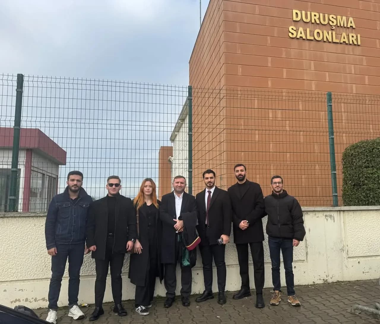 Ekrem İmamoğlu'nun Bilirkişi Davasında CHP'li Gençlerden Destek Ekrem İmamoğlu'nun Bilirkişi Davasında CHP'li Gençlerden Destek