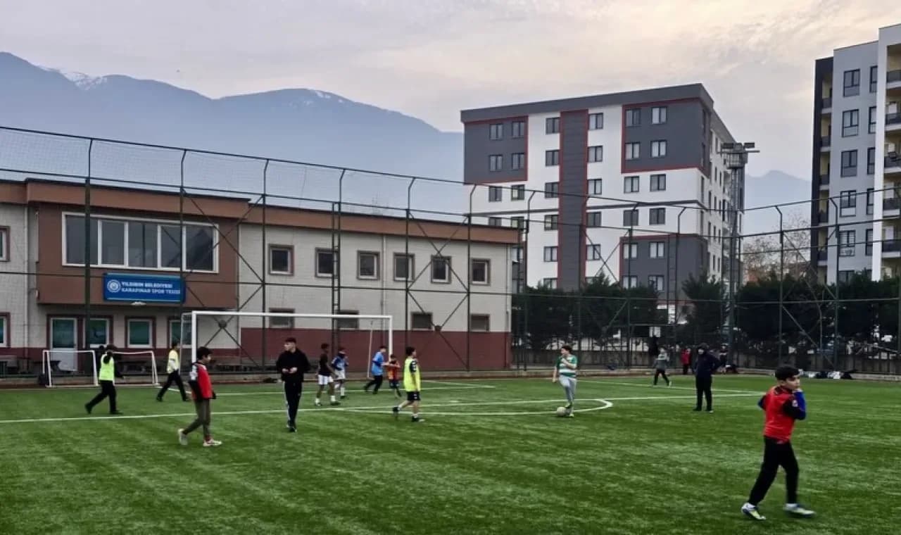 Yıldırım'da Gençlere Özel Kandil Sohbeti ve Halı Saha Keyfi Yıldırım'da Gençlere Özel Kandil Sohbeti ve Halı Saha Keyfi