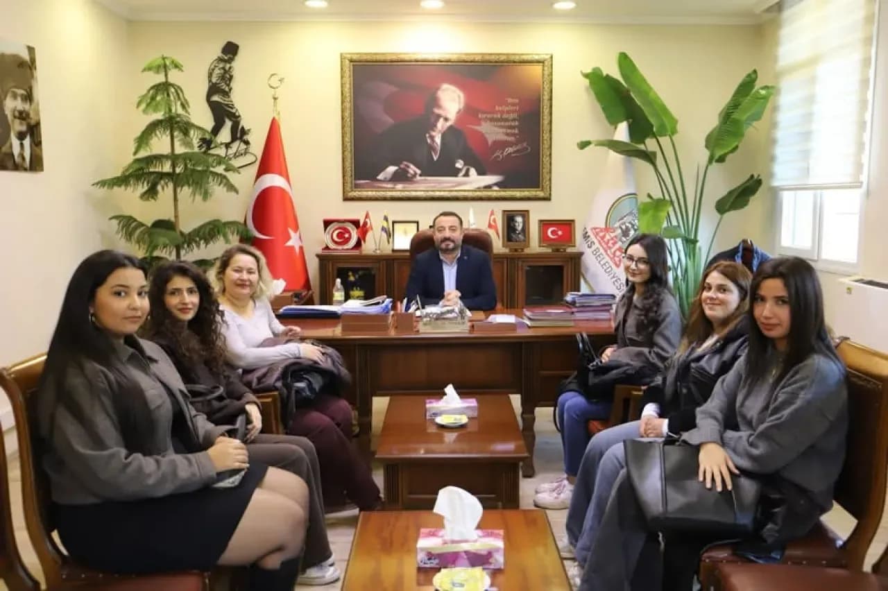 Başkan Aydın'dan ÇYDD'li Gençlere Teşekkür: Geleceğe Umutla Bakıyoruz Başkan Aydın'dan ÇYDD'li Gençlere Teşekkür: Geleceğe Umutla Bakıyoruz