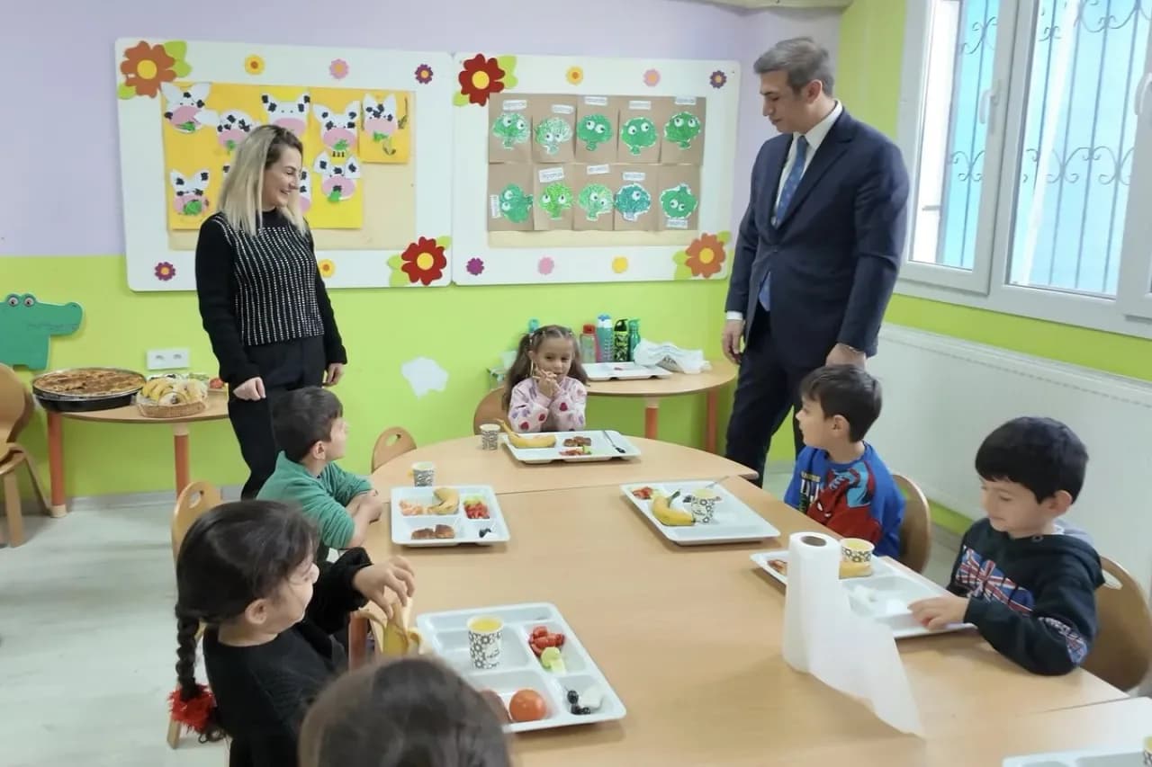 Adana'da Minik Öğrencilerin Projeleri Kaymakamı Ağırladı Adana'da Minik Öğrencilerin Projeleri Kaymakamı Ağırladı