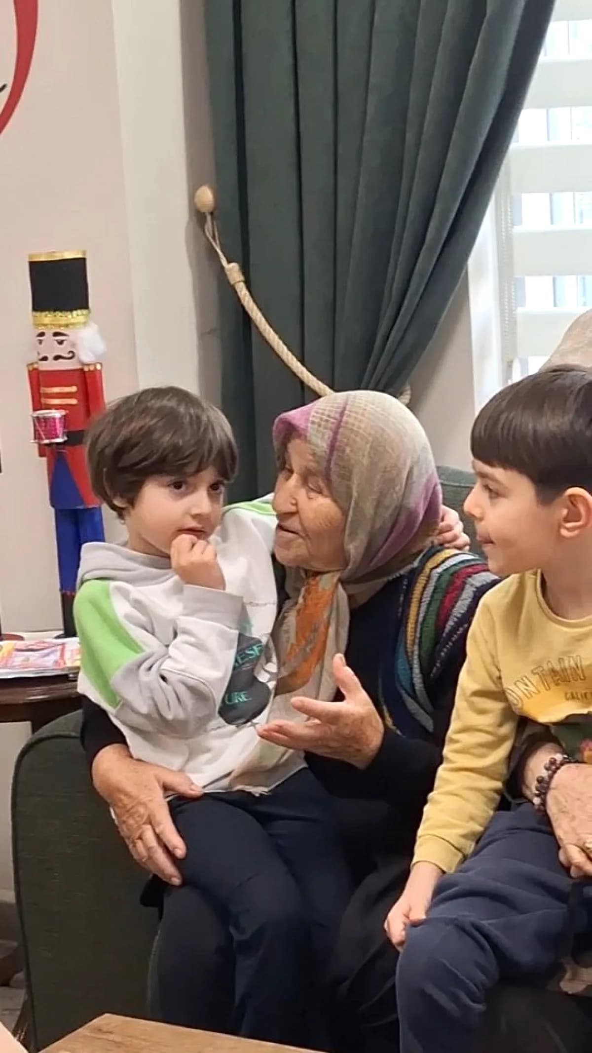 Yaşlılar Haftası'nda Minik Ellerden Büyüklere Sıcak Dokunuş Yaşlılar Haftası'nda Minik Ellerden Büyüklere Sıcak Dokunuş