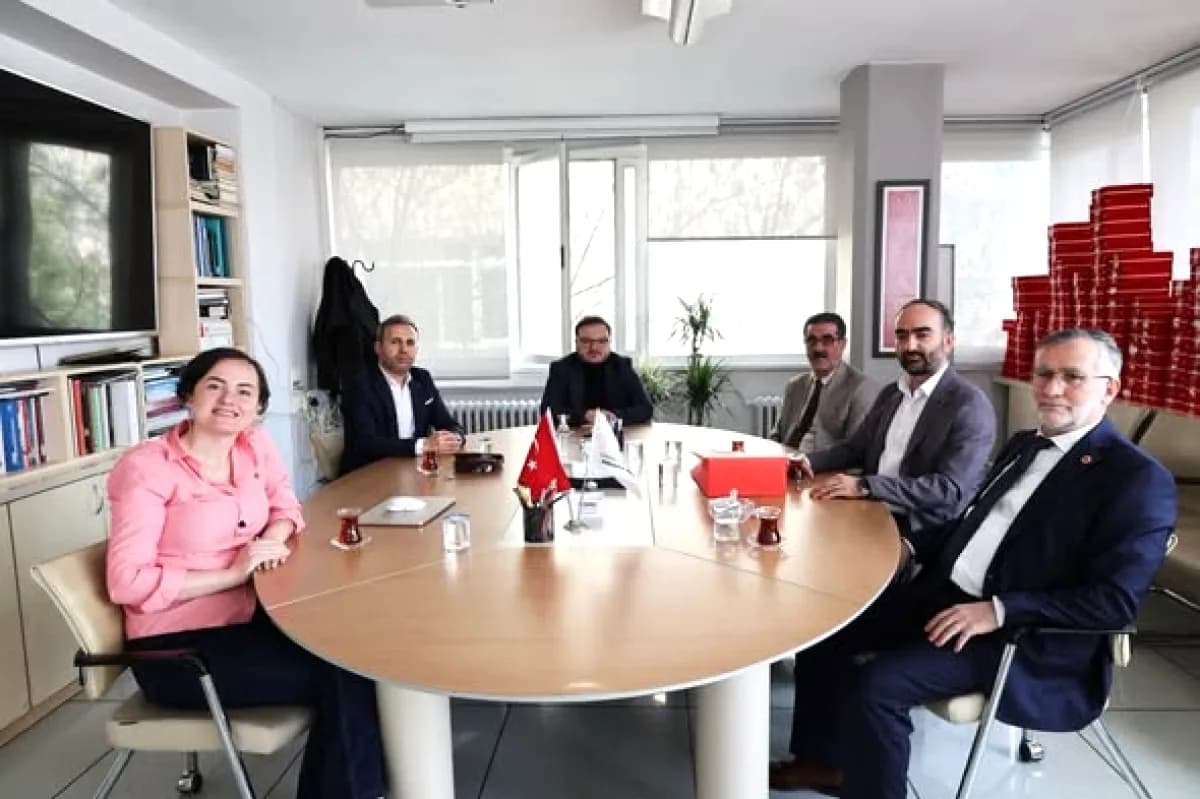 Saadet Partisi'nden TMMOB Ankara'ya Mimarlar Günü Kutlaması Saadet Partisi'nden TMMOB Ankara'ya Mimarlar Günü Kutlaması