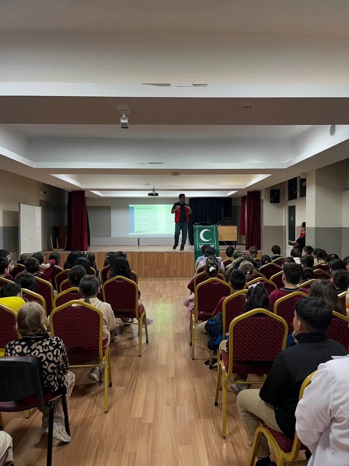 Yeşilpınar İlkokulu'nda Dijital Denge Eğitimi: Çocuklar Teknolojiyle Barıştı Yeşilpınar İlkokulu'nda Dijital Denge Eğitimi: Çocuklar Teknolojiyle Barıştı