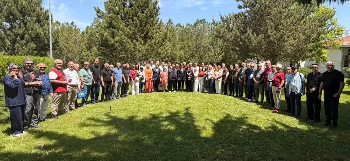 Kırşehir Valisi Demiryürek'ten 160 Gazeteciye Dev Proje Sunumu Kırşehir Valisi Demiryürek'ten 160 Gazeteciye Dev Proje Sunumu